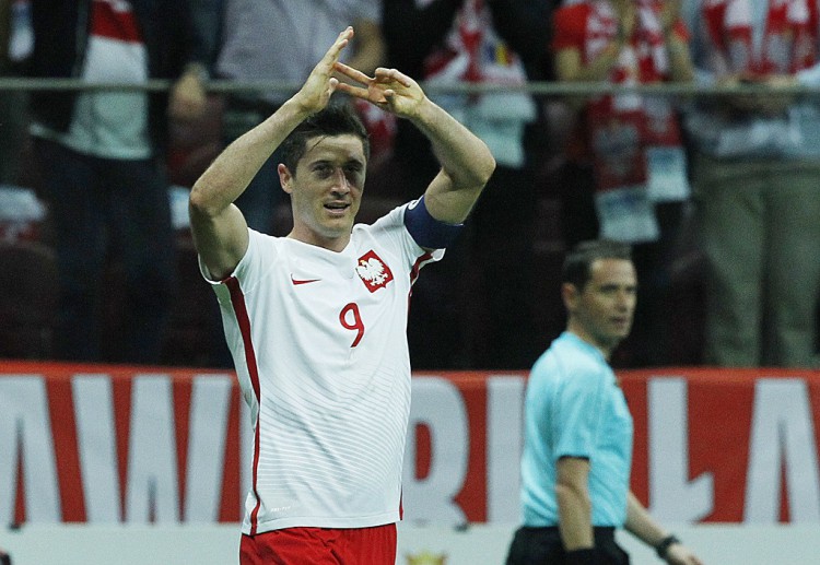 Para penggemar taruhan olahraga Polandia berbahagia saat Robert Lewandowski mencetak hat-trick melawan Romania