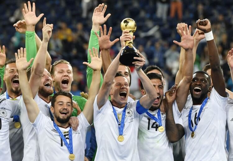 Para pendukung taruhan sepak bola disuguhi pertandingan final Piala Konfederasi seru antara Jerman dan Chile