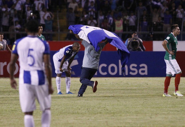 Honduras vẫn đang trong cuộc đua World Cup 2018 sau khi giành chiến thắng 3-2 trước đội cửa trên Mexico