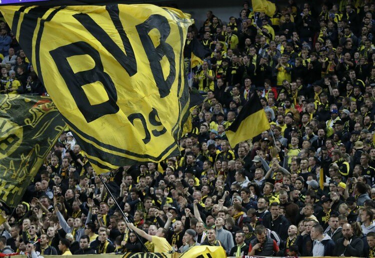 Người hâm mộ Borussia Dortmund ủng hộ đội bóng khi họ giành được trận thắng cá cược trực tiếp 0-2 ở Mainz