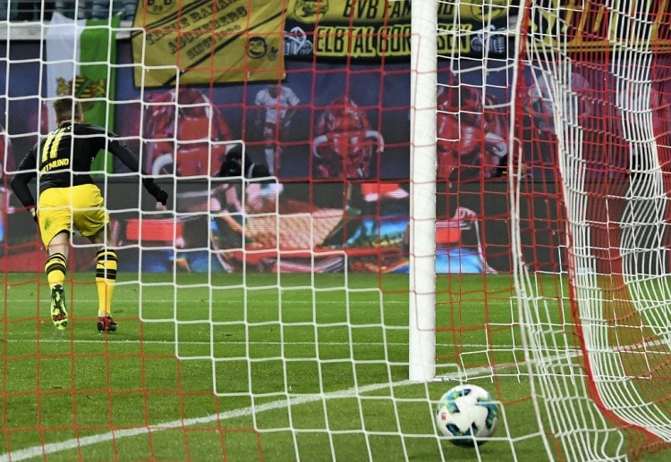 Cổ động viên cá cược bóng đá của Dortmund hài lòng với bàn thắng gỡ hòa của Marco Reus vào lưới RB Leipzig