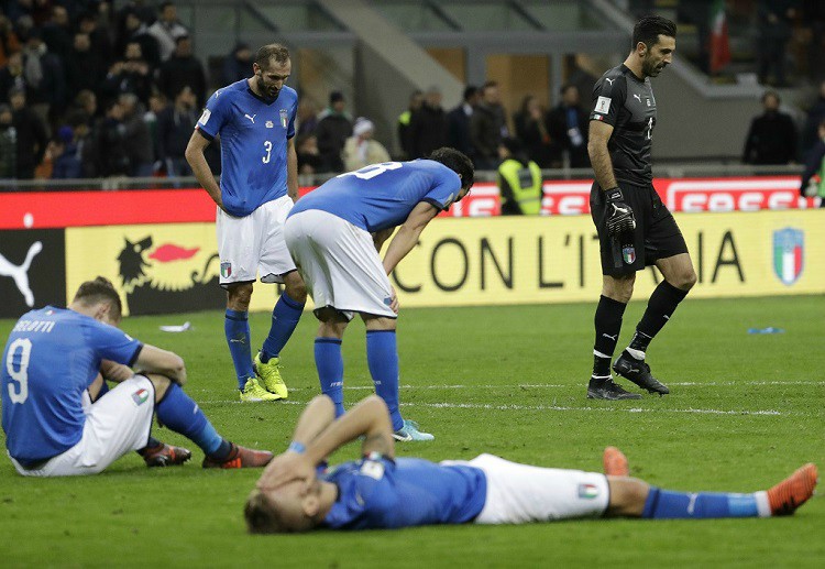 Pemain Italia menangis setelah gagal lolos ke Piala Dunia FIFA
