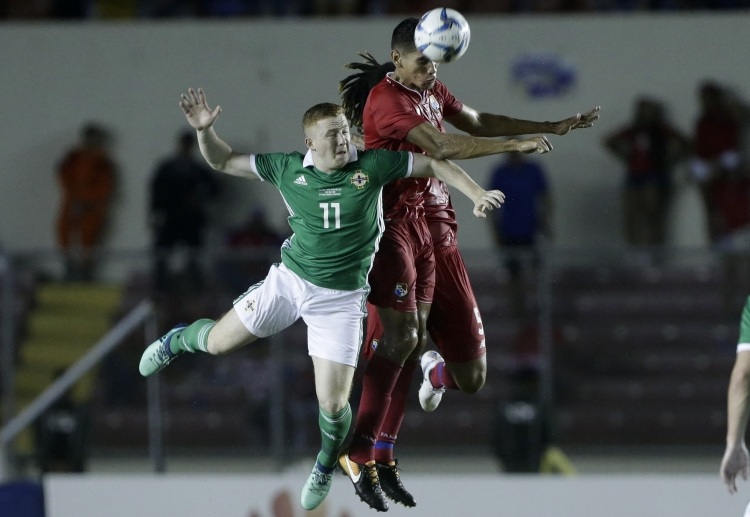 北爱尔兰球员谢恩•拉维利在国际友谊赛中与巴拿马球员一教高下