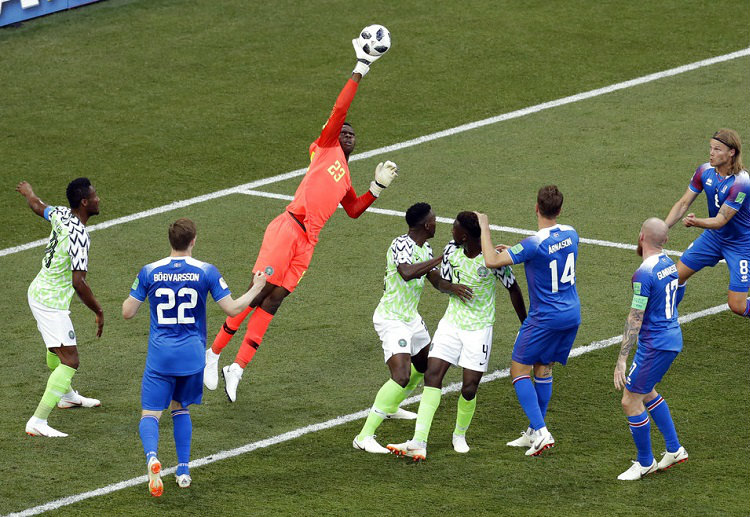 弗朗西斯•乌佐霍帮助“非洲雄鹰”在2018年世界杯比赛中零封冰岛队