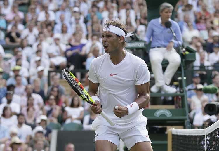 Nadal vượt qua Roger Federer