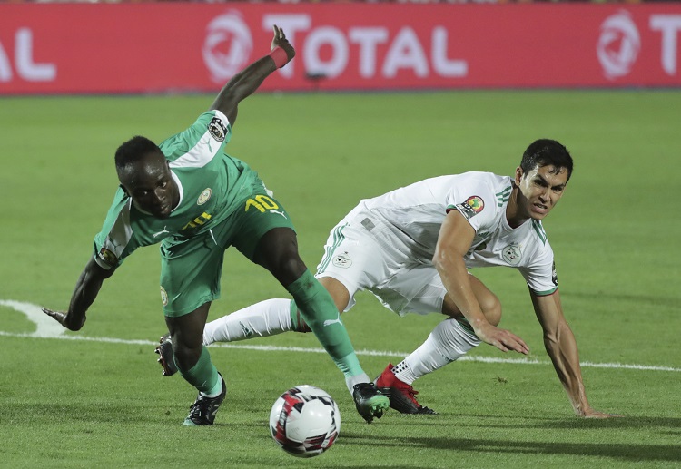 AFCON: ngôi sao Sadio Mane luôn bị các cầu thủ Algeria vây kín khi có bóng và không thể tạo ra khác biệt