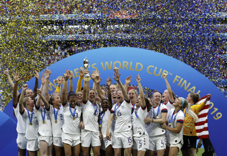 미국이 2015년 우승 이후 여자 월드컵 우승을 또 차지하고 기뻐하고 있다.