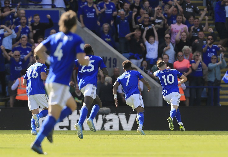 Premier League: Sang hiệp 2, Leicester đẩy cao đội hình tấn công tìm bàn gỡ