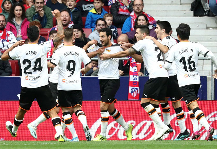 Daniel Parejo's late free kick earned Valencia a 1-1 draw against La Liga giants Atletico Madrid
