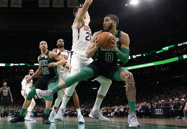 NBA湖人vs凯尔特人的赛场动态