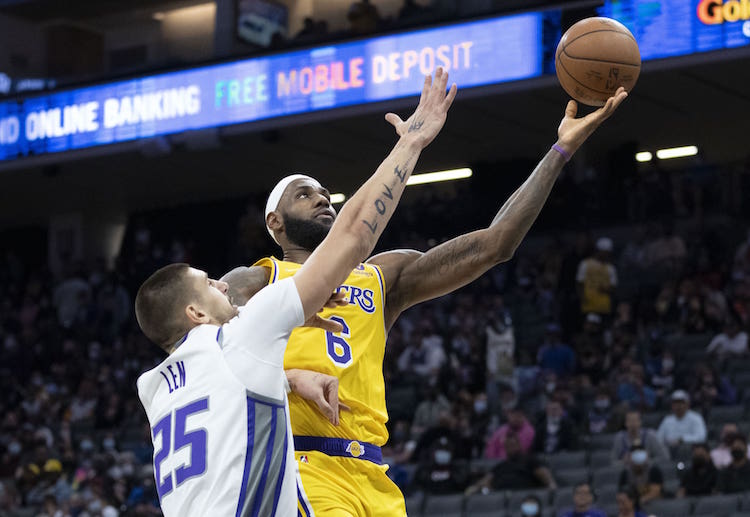 Los Angeles Lakers will be looking to claim an NBA victory over Golden State Warriors at Staples Center