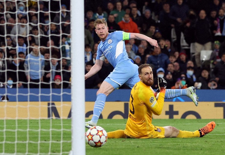 UEFA Champions League: Những phút đầu tiên, Man City là đội chiếm ưu thế với hàng loạt pha hãm thành và dứt điểm nguy hiểm.