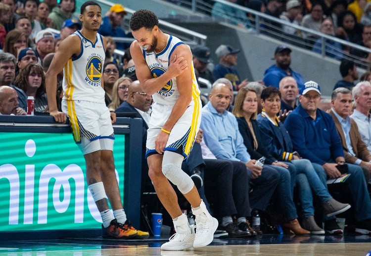 Stephen Curry suffered an injury during the third-quarter of an NBA match between the Warriors and the Pacers
