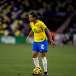 2023年女足世界杯 巴西正在和其他的球员交谈