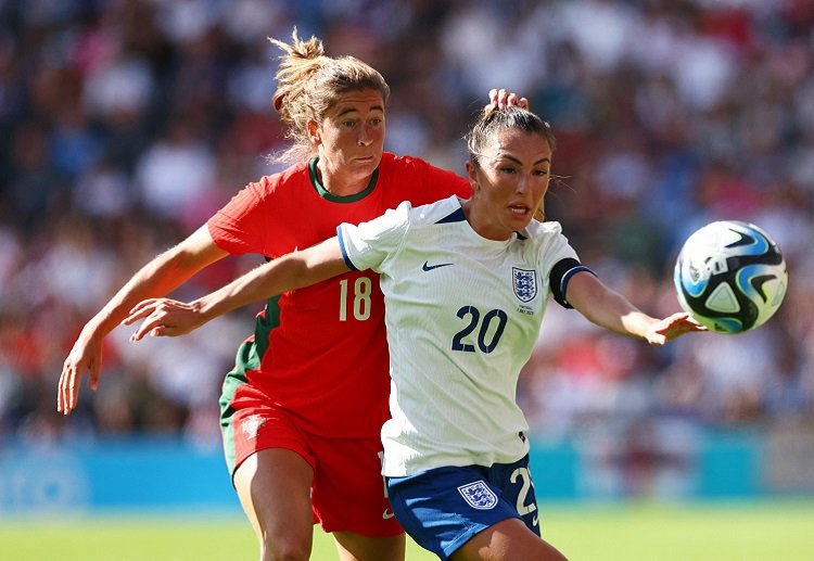 2023年女足世界杯 英格兰正在和其他的球员交谈