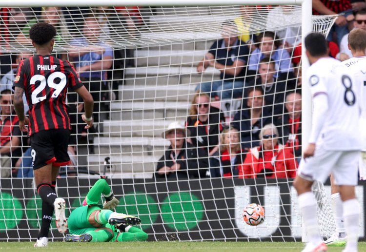 英超联赛 西汉姆联门将扑救出对手的射门,展现了他强大的守门能力