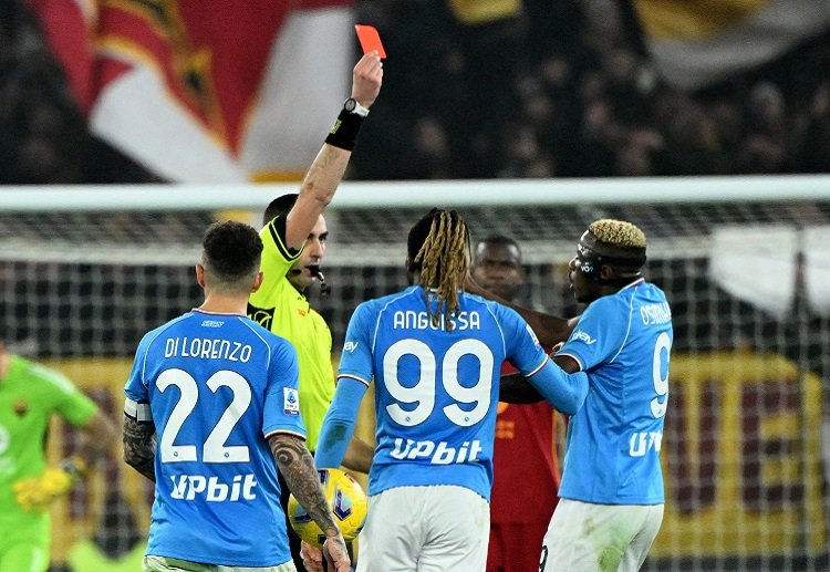 意甲联赛  奥斯梅恩两黄一红被罚下场。