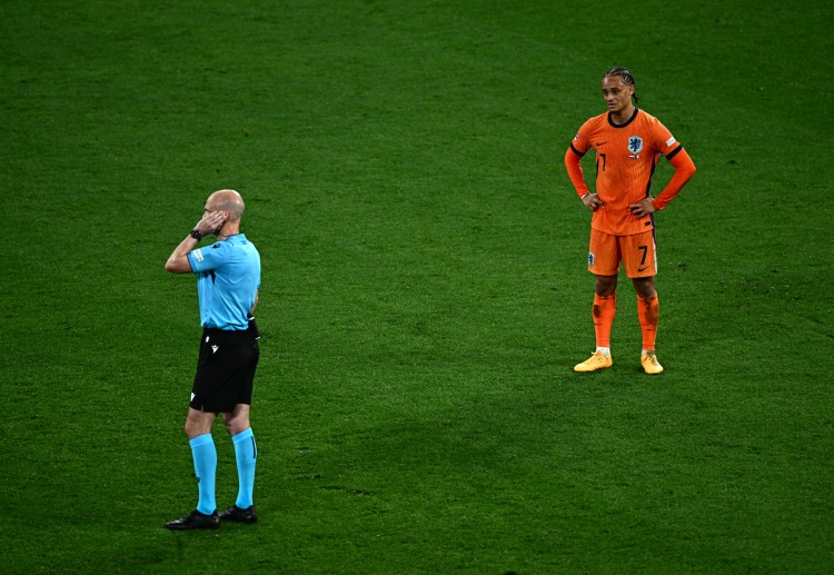 앤서니 테일러 심판은 유로 2024 프랑스 전에서 네덜란드의 사비 시몬스가 기록한 골을 취소했다.