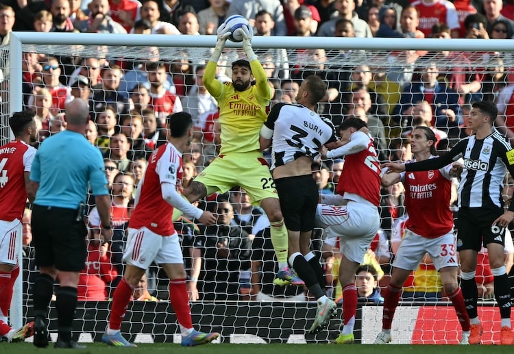 英超联赛  大卫·拉亚成功扑救纽卡的射门