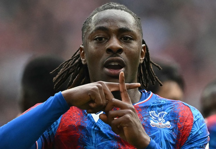 Fichajes ရဲ့ ဖော်ပြချက် အရတော့ ပရီးမီးယားလိဂ် ထိပ်သီး မန်စီးတီးဟာ ချဲလ်ဆီးနဲ့ အတူ ဒီနွေရာသီမှာ အီးဇီးကို ခေါ်ယူဖို့ စတင် ကြိုးပမ်းနေပြီလို့ သိရပါတယ်။