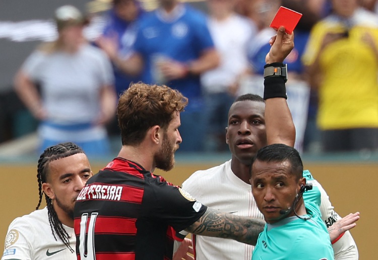 世俱杯 杰克逊替补4分钟即因蹬踏被红牌罚下。