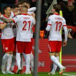 နှစ်သင်းစလုံးက ကမ္ဘာ့ဖလား ခြေစစ်ပွဲ ဥရောပဇုန် အုပ်စု ၆ ရဲ့ ထိပ်ပိုင်းမှာ ရှိနေပြီး ပိုလန်က ၂ ပွဲ ကစား၊ ၂ ပွဲနိုင်ထားကာ ဖင်လန် ကတော့ ၃ ပွဲ ကစား၊ ၁ ပွဲနိုင်၊ ၁ ပွဲ သရေ၊ ၁ ပွဲ ရှုံးထားပါတယ်။