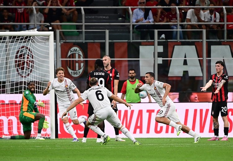 意甲联赛 克雷莫内塞前锋博纳佐利庆祝进球。