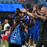 欧冠联赛 在经历赛季初的质疑后，切尔西主帅马雷斯卡逐渐稳住阵脚，重新赢得了球迷和管理层的信任。