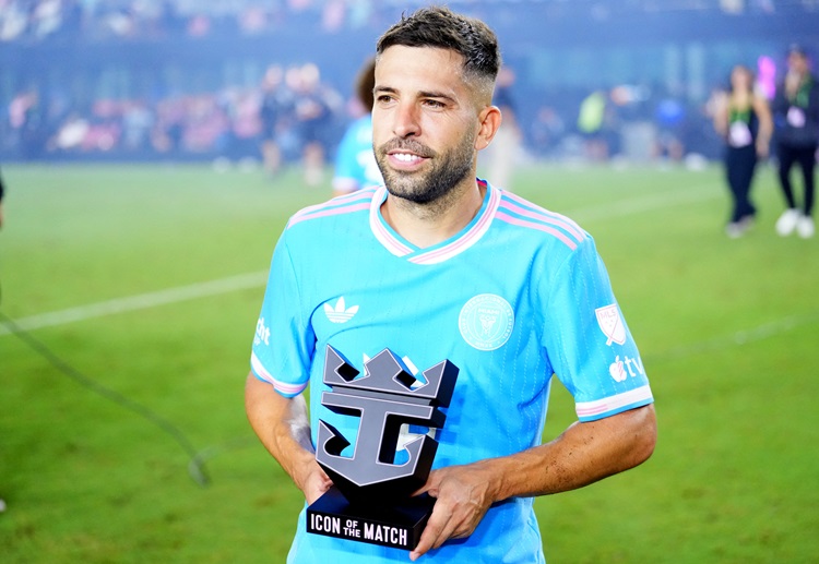 国际足坛 阿尔巴决定退役的消息引起了广泛关注。梅西通过社交平台表示：“感谢你，约迪，你的助攻简直太疯狂，谁来继续给我送倒三角传球呢？”