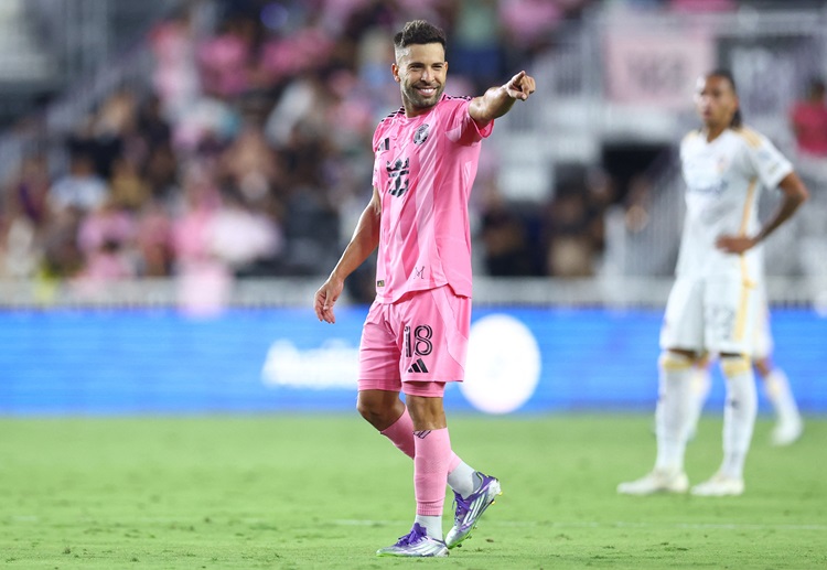 国际足坛 阿尔巴曾在巴萨效力多年，赢得了诸多荣誉，成为球队的核心球员之一