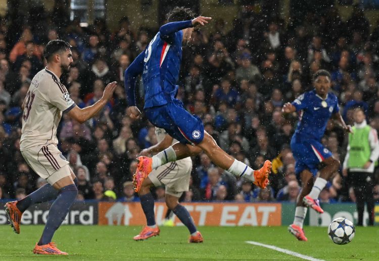 欧冠联赛 19岁的吉乌利用任意球机会为切尔西首开纪录，成为球队欧冠历史上最年轻的进球者。