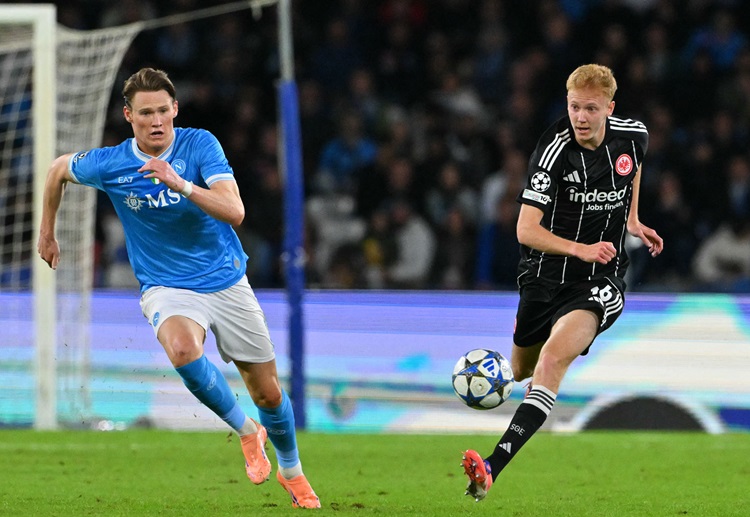 欧冠联赛 麦克托米奈多次射门未中，未能打破僵局