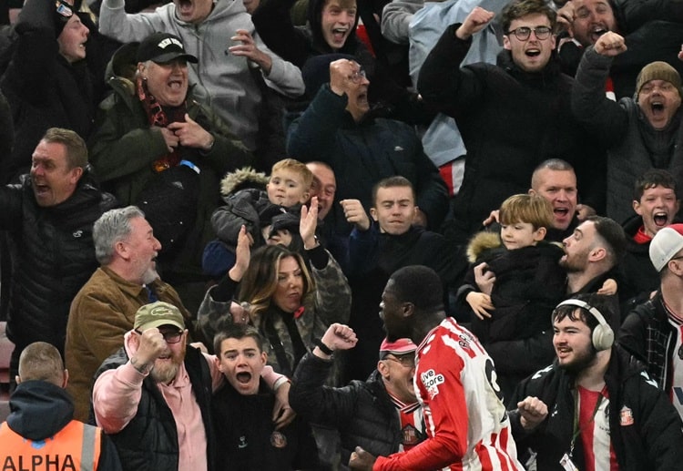 英超联赛 桑德兰利用角球机会，布罗比头球破门，反超比分至3比2。