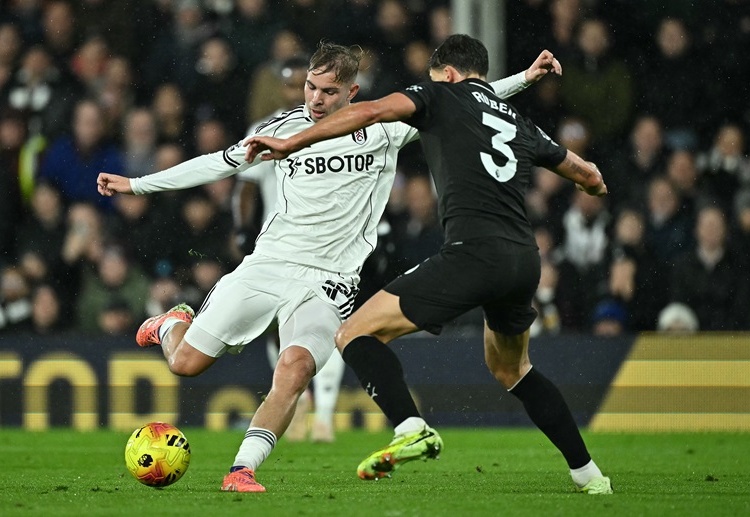 ဟာလန်းဟာ ပရီးမီးယားလိဂ်မှာ ဂိုး ၁၀၀ ပြည့် သွင်းယူနိုင်တဲ့ ၃၅ ဦးမြောက် ကစားသမား အဖြစ် မှတ်တမ်းဝင်ခဲ့ကြောင်းလည်း သိရပါတယ်။